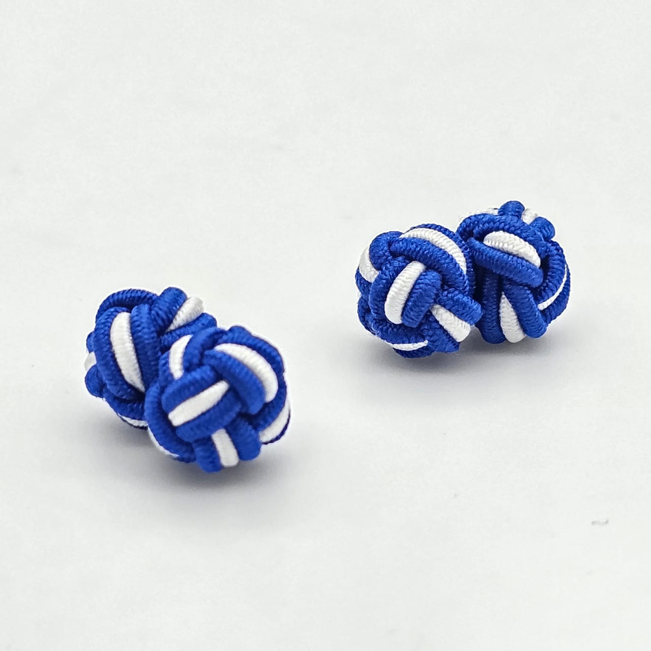 CUFFLINK SILK KNOT, TWIN-FIST, DUAL-COLOR BLUE & WHITE