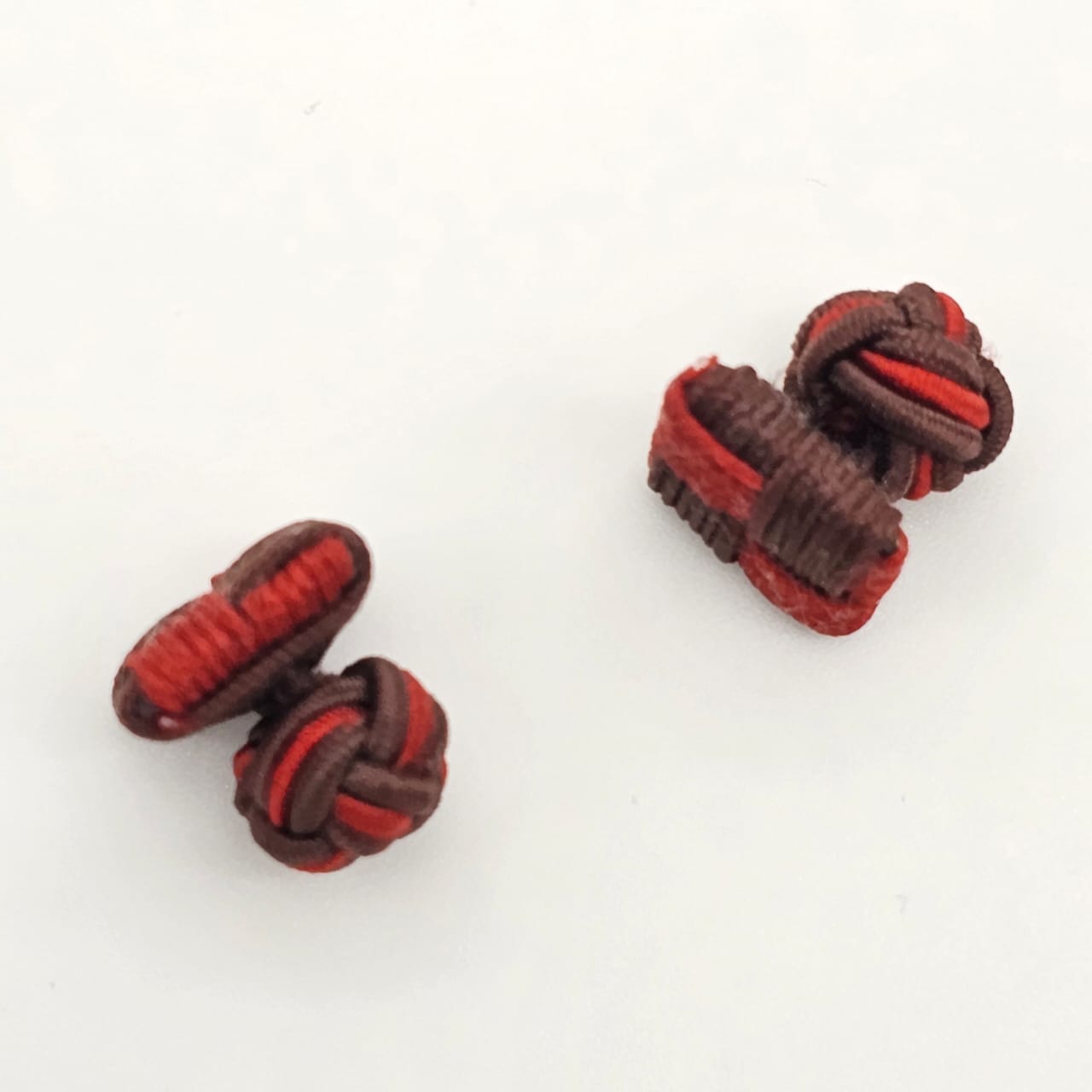 CUFFLINK SILK KNOT, SQUARE SHIELD & FIST DUAL-COLOR BROWN & RED