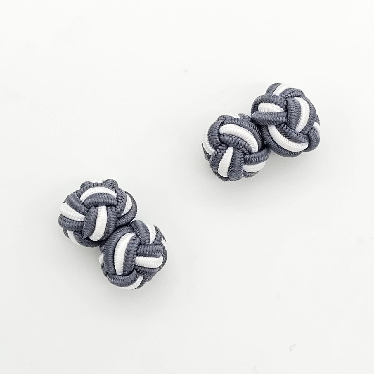 CUFFLINK SILK KNOT, TWIN-FIST, DUAL-COLOR GREY & WHITE