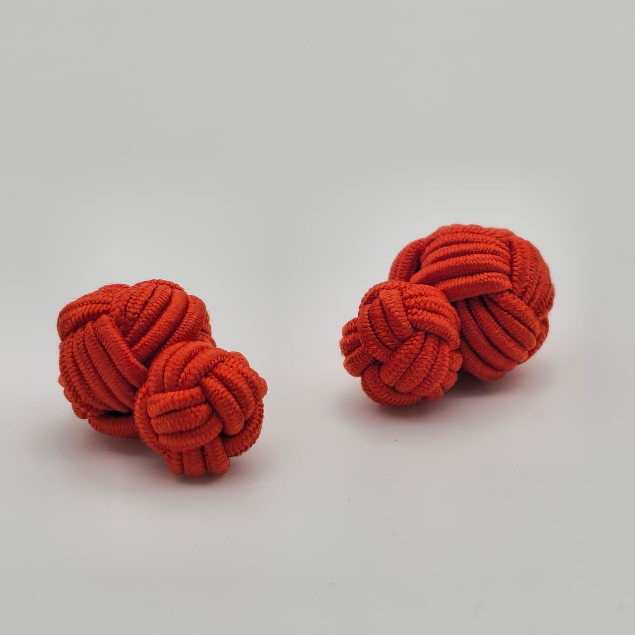 CUFFLINK SILK KNOT, BIG & SMALL DUAL FIST UNI-COLOR RED